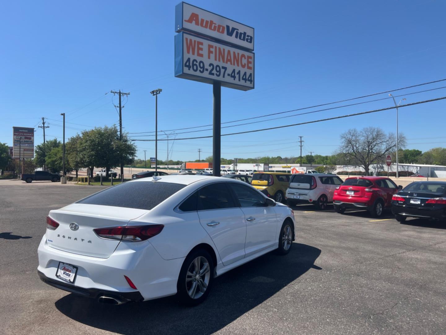 2018 WHITE Hyundai Sonata Sport (5NPE34AF3JH) with an 2.4L L4 DOHC 16V engine, 6A transmission, located at 420 I-35E, Lancaster, TX, 75146, (469) 297-4144, 32.593929, -96.823685 - Photo#6